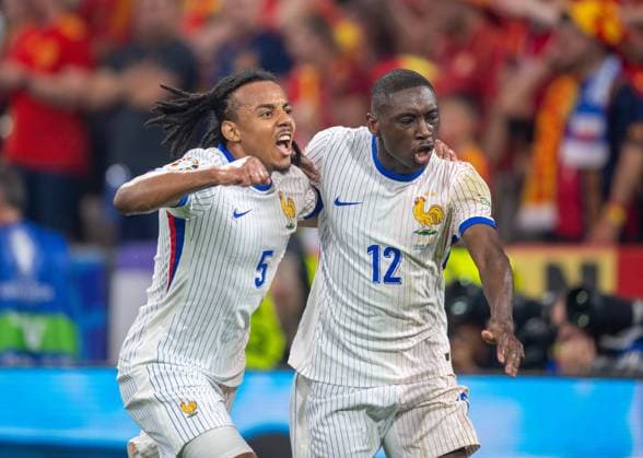 Fussball, Herren, Saison 2023 24, UEFA EURO, EM, Europameisterschaft,Fussball EM 2024, Halbfinale in München, Spanien - Frankreich, v. l. Jules Kounde (Frankreich), Randal Kolo Muani (Frankreich), Jubel nach Tor zum 1:0, 09.07. 2024, Copyright: xSebastianxRäppold MatthiasxKochx