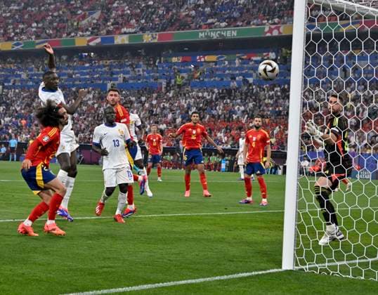 09.07.2024, Fussball UEFA EURO, EM, Europameisterschaft,Fussball 2024, Halbfinale, Spanien - Frankreich, in der Münchner-Fussball-Arena. Randal Kolo Muani (Frankreich) trifft zum 0:1 gegen Torwart Simon Unai (Spanien)