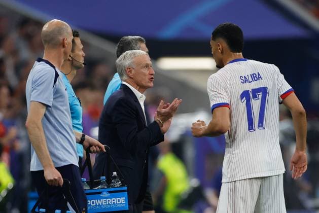 France s head coach Didier Deschamps (C) talks with his player William Saliba (R) during the UEFA EURO, EM, Europameisterschaft,Fussball 2024 semifinal soccer match between Spain and France Allianz Arena stadium in Munich, Germany, 09 July 2024. UEFA Euro 2024 semifinal: Spain vs. France !ACHTUNG: NUR REDAKTIONELLE NUTZUNG!  Copyright: xAlbertoxEstevezx GRAF4255 20240709-55014105034_1