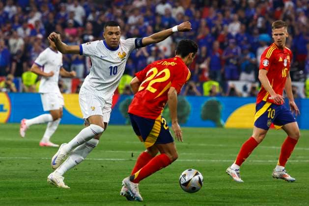 Spain s Jesus Navas (C) in action against France s Kylian Mbappe (L) during the UEFA EURO, EM, Europameisterschaft,Fussball 2024 semifinal soccer match between Spain and France Allianz Arena stadium in Munich, Germany, 09 July 2024. UEFA Euro 2024 semifinal: Spain vs. France !ACHTUNG: NUR REDAKTIONELLE NUTZUNG!  Copyright: xJ.J.Guillenx GRAF4268 20240709-55014105053_1