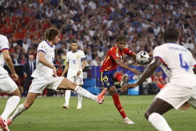 EURO 2024, Die Highlights Sport Bilder des Tages MUNICH - (l-r) William Saliba of France, Adrien Rabiot of France, Lamine Yamal of Spain scores 1-1 during the UEFA EURO, EM, Europameisterschaft,Fussball 2024 semi-final match between Spain and France at the Munich Football Arena on July 9, 2024 in Munich, Germany. ANP Hollandse Hoogte Maurice van Steen UEFA EURO 2024 2024 xVIxANPxSportx xVanxSteenxFotografiexIVx 503133227 originalFilename: 503133227.jpg