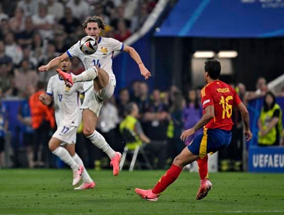 09.07.2024, Fussball UEFA EURO, EM, Europameisterschaft,Fussball 2024, Halbfinale, Spanien - Frankreich, in der Münchner-Fussball-Arena. v.l. Torwart Mike Maignan (Frankreich) gegen Rodri (Spanien)
