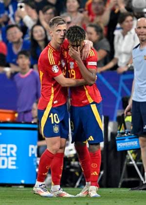 09.07.2024, Fussball UEFA EURO, EM, Europameisterschaft,Fussball 2024, Halbfinale, Spanien - Frankreich, in der Münchner-Fussball-Arena. v.l. Dani Olmo (Spanien) und Lamine Yamal (Spanien) jubeln