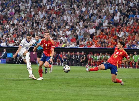 09.07.2024, Fussball UEFA EURO, EM, Europameisterschaft,Fussball 2024, Halbfinale, Spanien - Frankreich, in der Münchner-Fussball-Arena. Kylian Mbappe (Frankreich) zieht ab. v.l. Kylian Mbappe (Frankreich), Fabian (Spanien) und Jesus Navas (Spanien)