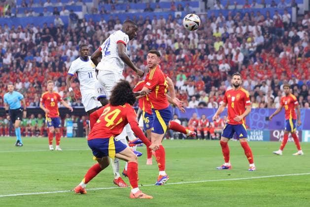 Fußball UEFA EURO, EM, Europameisterschaft,Fussball 2024 Halbfinale Spanien - Frankreich am 09.07.2024 in der München Fußball Arena in München Kopfball Tor zum 0:1 durch Randal Kolo Muani ( Frankreich )