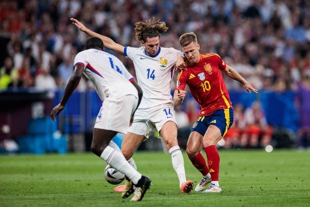 UEFA EURO, EM, Europameisterschaft,Fussball 2024: Spanien - Frankreich; 09.07.2024 Zweikampf Adrien Rabiot (Frankreich, 14), Dani Olmo (Spanien, 10) UEFA EURO 2024: Spanien - Frankreich; Munich Football Arena, München am 09.07.2024 Copyright: xBEAUTIFULxSPORTS Wunderlx