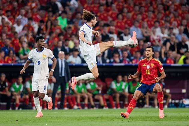 UEFA EURO, EM, Europameisterschaft,Fussball 2024: Spanien - Frankreich; 09.07.2024 Ballannahme Adrien Rabiot (Frankreich, 14) in der Luft, Sprung UEFA EURO 2024: Spanien - Frankreich; Munich Football Arena, München am 09.07.2024 Copyright: xBEAUTIFULxSPORTS Wunderlx