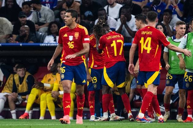 240709 Lamine Yamal of Spain celebrates with Nicholas Williams after 1-1 during the UEFA EURO, EM, Europameisterschaft,Fussball 2024 Football Championship semifinal between Spain and France on July 9, 2024 in Munich. Photo: Mathias Bergeld BILDBYRAN kod MB MB0944 fotboll football soccer fotball fotbolls-em europamästerskap em uefa euro uefa european football championship euro 2024 semifinal semifinals spanien spain frankrike france bbeng jubel Copyright: MATHIASxBERGELD BB240709MB073