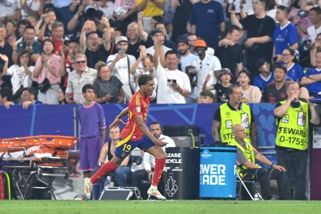 Fussball, Herren, Saison 2023 24, UEFA EURO, EM, Europameisterschaft,Fussball EM 2024, Halbfinale in München, Spanien - Frankreich, Lamine Yamal (Spanien), Jubel nach Tor zum 1:1, 09.07. 2024, Copyright: xSebastianxRäppold MatthiasxKochx