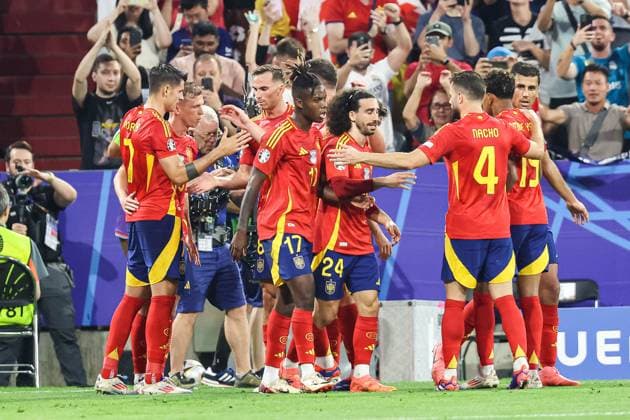 Tor fuer Spanien 2:1 durch Dani Olmo (Spanien, 10) Jubel im spanischen Team GER, Spanien (ESP) vs. Frankreich (FRA), Fussball Europameisterschaft, UEFA EURO, EM, Europameisterschaft,Fussball 2024, Halbfinale, 09.07.2024 GER, Spanien (ESP) vs. Frankreich (FRA), Fussball Europameisterschaft, UEFA EURO 2024, Halbfinale, 09.07.2024 Muenchen Copyright: xEibner-Pressefoto RogerxBuerkex EP