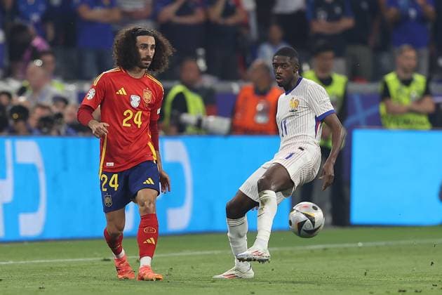 Fußball UEFA EURO, EM, Europameisterschaft,Fussball 2024 Halbfinale Spanien - Frankreich am 09.07.2024 in der München Fußball Arena in München Marc Cucurella ( Spanien ), links - Ousmane Dembele ( Frankreich ), rechts