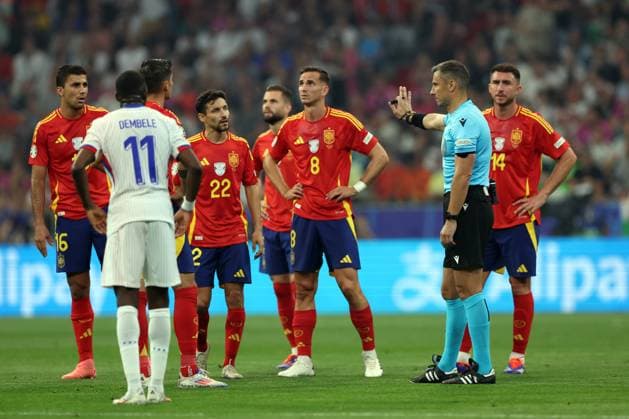 Munich , Germany 09.07.2024: referee check goal during the UEFA EURO, EM, Europameisterschaft,Fussball 2024 semi-finals, football match between Spain vs France at Munich Football Allianz Arena  Copyright: xmarcoxiacobuccix xipa-agency.netx xmarcoxiacobuccix IPA_47859980 IPA_Agency_IPA47859980