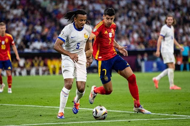 Jules Konde (Frankreich, 05) vs Alvaro Morata (Spanien, 07) GER, Spanien (ESP) vs. Frankreich (FRA), Fussball Europameisterschaft, UEFA EURO, EM, Europameisterschaft,Fussball 2024, Halbfinale, 09.07.2024 GER, Spanien (ESP) vs. Frankreich (FRA), Fussball Europameisterschaft, UEFA EURO 2024, Halbfinale, 09.07.2024 Muenchen Copyright: xEibner-Pressefoto RogerxBuerkex EP