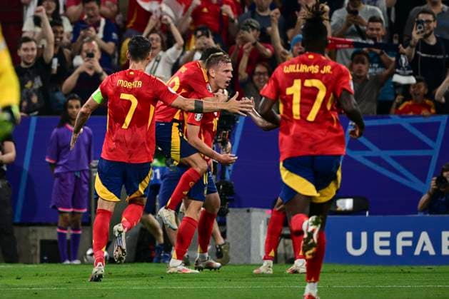 Torjubel zum 2:1 durch Dani Olmo 10 (Spanien), Spanien vs. Frankreich, Fussball, UEFA EURO, EM, Europameisterschaft,Fussball 2024, Halbfinale, 09.07.2024 Muenchen Bayern Deutschland