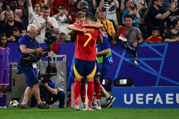 Torjubel zum 2:1 durch Dani Olmo 10 (Spanien), Spanien vs. Frankreich, Fussball, UEFA EURO, EM, Europameisterschaft,Fussball 2024, Halbfinale, 09.07.2024 Muenchen Bayern Deutschland