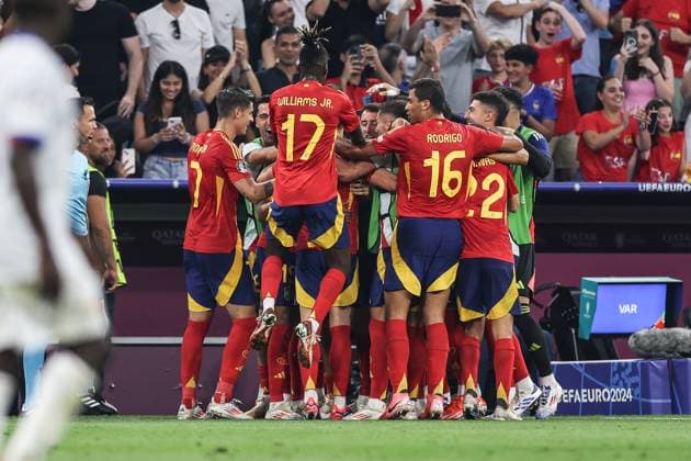 Fussball, UEFA EURO, EM, Europameisterschaft,Fussball 2024 Halbfinale Spanien - Frankreich 09.07.2024, Munich Football Arena Torjubel Spanien nach dem Tor zum 1-1 durch Lamine Yamal (Spanien, 19) die Spieler freuen sich München Munich Football Arena Bayern Deutschland