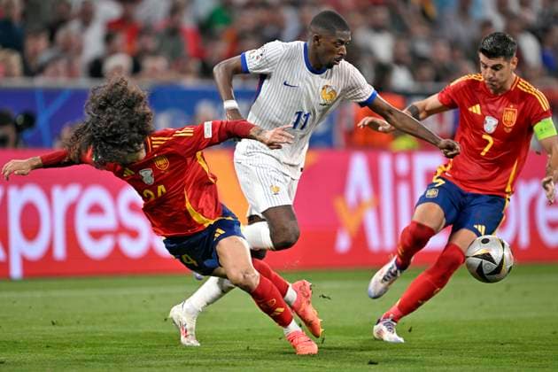 09.07.2024, Fussball UEFA EURO, EM, Europameisterschaft,Fussball 2024, Halbfinale, Spanien - Frankreich, in der Münchner-Fussball-Arena. Marc Cucurella (Spanien) bringt Ousmane Dembele (Frankreich) zu Fall