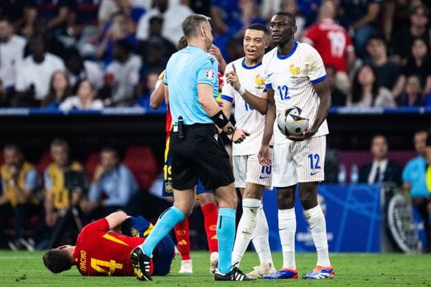 240709 Kylian MbappÃ and Randal Kolo Muani of France react towards referee Slavko Vincic during the UEFA EURO, EM, Europameisterschaft,Fussball 2024 Football Championship semifinal between Spain and France on July 9, 2024 in Munich. Photo: Mathias Bergeld BILDBYRAN kod MB MB0944 fotboll football soccer fotball fotbolls-em europamästerskap em uefa euro uefa european football championship euro 2024 semifinal semifinals spanien spain frankrike france bbeng Copyright: MATHIASxBERGELD BB240709MB106
