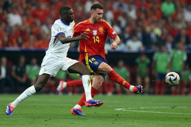 Munich Football Arena: Munich , Germany 09.07.2024: Randal Kolo Muani of France, Aymeric Laporte of Spain during the UEFA EURO, EM, Europameisterschaft,Fussball 2024 semi-finals, football match between Spain vs France at Munich Football Allianz Arena UEFA EURO 2024: Semi-finals Spain vs France at Munich Football Arena  - ZUMAp169 20240709_zsa_p169_181 Copyright: xmarcoxiacobuccix