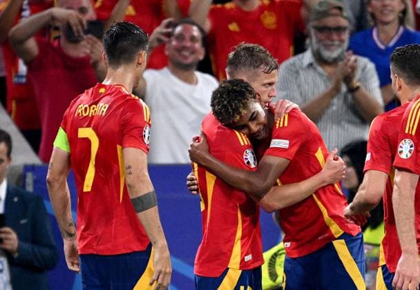 Fussball Euro 2024 Halbfinale 09.07.2024 Spanien - Frankreich Jubel Spanien nach dem Tor zum 1-0 mit Alvaro Morata, Dani Olmo, Torschuetze Lamine Yamal (v. li., )