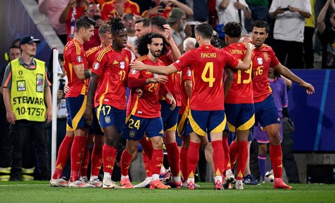 Fussball Euro 2024 Halbfinale 09.07.2024 Spanien - Frankreich Jubel Spanien nach dem Tor mit Nico Williams, Marc Cucurella, Nacho Monreal, Lamine Yamal (v. li.)