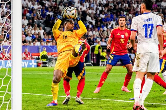 2024-07-09 Spain v France - UEFA EURO, EM, Europameisterschaft,Fussball 2024 Semi Final MUNICH, NETHERLANDS - JULY 9: Mike Maignan of France holds the ball during the UEFA EURO 2024 Semi Final match between Spain and France at Munich Football Arena on July 9, 2024 in Munich, Netherlands. Munich Munich Football Arena Netherlands Content not available for redistribution in The Netherlands directly or indirectly through any third parties. Copyright: xAndrexWeeningx