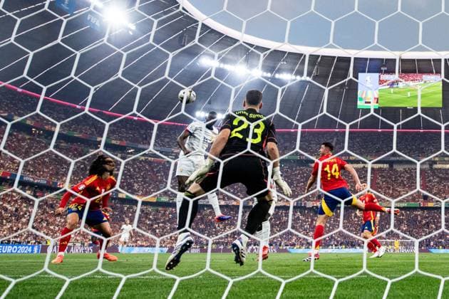 240709 Ousmane Dembele of France scores 0-1 behind Marc Cucurella and goalkeeper Unai Simon Mendibil during the UEFA EURO, EM, Europameisterschaft,Fussball 2024 Football Championship semifinal between Spain and France on July 9, 2024 in Munich. Photo: Mathias Bergeld BILDBYRAN kod MB MB0944 fotboll football soccer fotball fotbolls-em europamästerskap em uefa euro uefa european football championship euro 2024 semifinal semifinals spanien spain frankrike france bbeng Copyright: MATHIASxBERGELD BB240709MB112
