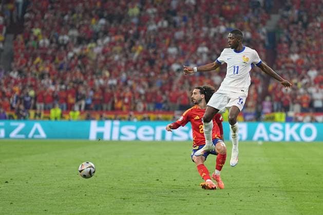 Marc Cucurella (24 Spanien) und Ousmane Dembele (11 Frankreich) In Aktion beim Halbfinalspiel der Europameisterschaft Spanien - Frankreich am 09.07.2024 in München. München Munich Football Arena Bayern Deutschland
