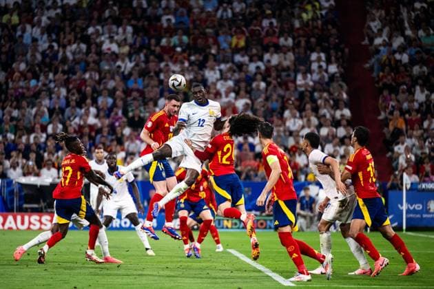 240709 Randal Kolo Muani of France and Marc Cucurella of Spain during the UEFA EURO, EM, Europameisterschaft,Fussball 2024 Football Championship semifinal between Spain and France on July 9, 2024 in Munich. Photo: Mathias Bergeld BILDBYRAN kod MB MB0944 fotboll football soccer fotball fotbolls-em europamästerskap em uefa euro uefa european football championship euro 2024 semifinal semifinals spanien spain frankrike france bbeng Copyright: MATHIASxBERGELD BB240709MB114