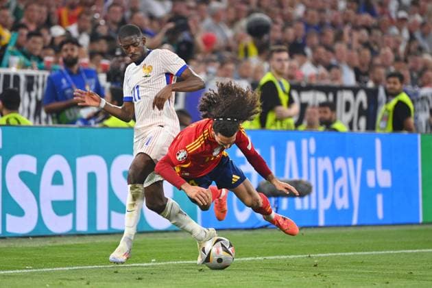 Ousmane DEMBELE (FRA), Aktion,Zweikampf gegen Marc CUCURELLA (ESP). Halbfinale Spanien (ESP) - Frankreich (FRA) am 09.07.2024, Fussball Arena Muenchen. Fussball UEFA EURO, EM, Europameisterschaft,Fussball 2024 GERMANY vom 14.06.2024 - 14.07.2024.