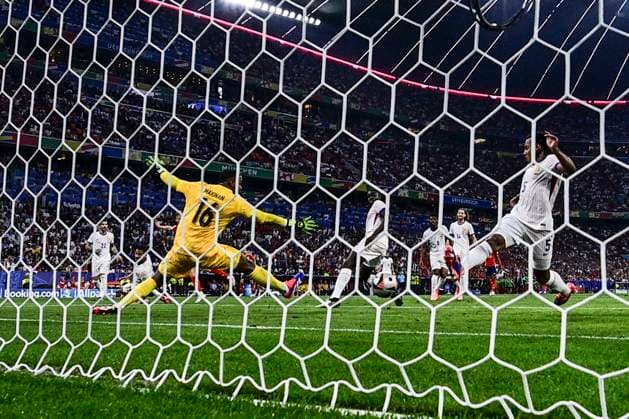 Tor zum 2:1 durch Dani Olmo 10 (Spanien), Spanien vs. Frankreich, Fussball, UEFA EURO, EM, Europameisterschaft,Fussball 2024, Halbfinale, 09.07.2024 Muenchen Bayern Deutschland