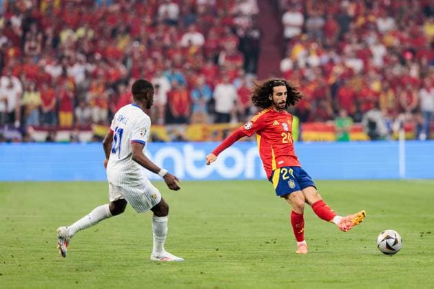 UEFA EURO, EM, Europameisterschaft,Fussball 2024: Spanien - Frankreich; 09.07.2024 Zweikampf Masour Ousmane Dembele (Frankreich, 11), Marc Cucurella (Spanien, 24) UEFA EURO 2024: Spanien - Frankreich; Munich Football Arena, München am 09.07.2024 Copyright: xBEAUTIFULxSPORTS Wunderlx
