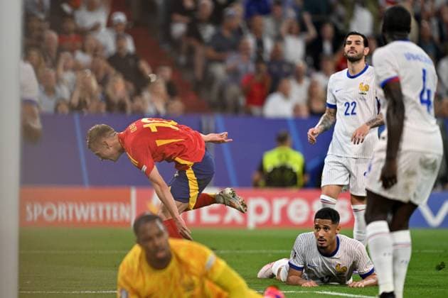 090724 KAI SCHWOERER Dani Olmo of Spain celebrates after scoring the 2-1 goal during the UEFA EURO, EM, Europameisterschaft,Fussball 2024 semi-final match between Spain and France at Munich Football Arena on July 9, 2024 in Munich, Germany. 090724-CPL-ESPvFRA-008