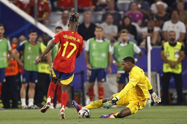 Sport Bilder des Tages MUNICH - (l-r) Nico Williams of Spain, France goalkeeper Mike Maignan during the UEFA EURO, EM, Europameisterschaft,Fussball 2024 semi-final match between Spain and France at the Munich Football Arena on July 9, 2024 in Munich, Germany. ANP Hollandse Hoogte Maurice van Steen UEFA EURO 2024 2024 xVIxANPxSportx xVanxSteenxFotografiexIVx 503137336 originalFilename: 503137336.jpg