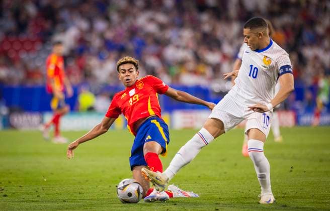 Munich, Germany. 09th Jul 2024. Lamine Yamal (ESP) Kylian Mbappe (FRA) Spain - France Spanien - Frankreich 09.07.2024