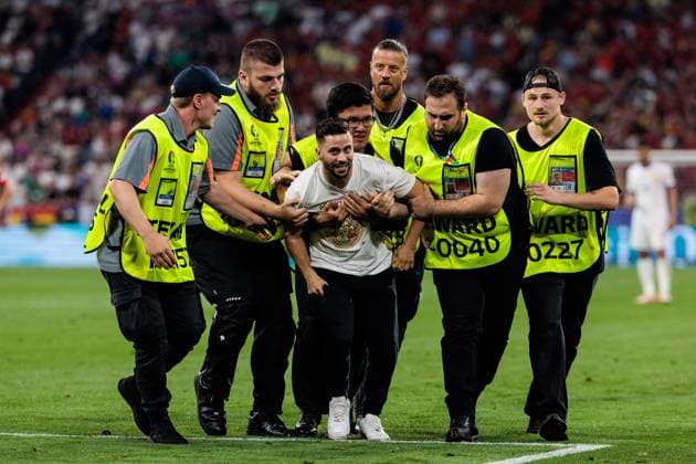 UEFA EURO, EM, Europameisterschaft,Fussball 2024: Spanien - Frankreich; 09.07.2024 Der Flitzer wird von Ordnern abgeführt UEFA EURO 2024: Spanien - Frankreich; Munich Football Arena, München am 09.07.2024 Copyright: xBEAUTIFULxSPORTS Wunderlx