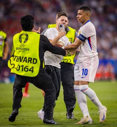 Munich, Germany. 09th Jul 2024. Speedster takes a selfie with Kylian Mbappe (FRA) and is stopped by stewards Spain - France Spanien - Frankreich 09.07.2024