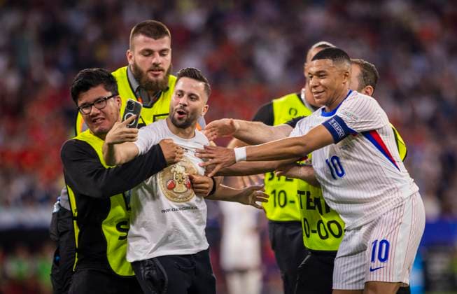 EURO 2024, Die Highlights Sport Bilder des Tages Munich, Germany. 09th Jul 2024. Speedster takes a selfie with Kylian Mbappe (FRA) and is stopped by stewards Spain - France Spanien - Frankreich 09.07.2024 *** Munich, Germany 09th Jul 2024 Speedster takes a selfie with Kylian Mbappe FRA and is stopped by stewards Spain France Spain France 09 07 2024
