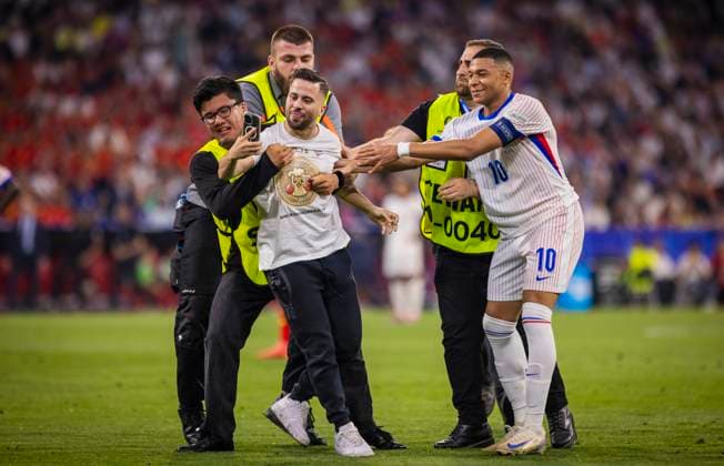 Munich, Germany. 09th Jul 2024. Speedster takes a selfie with Kylian Mbappe (FRA) and is stopped by stewards Spain - France Spanien - Frankreich 09.07.2024