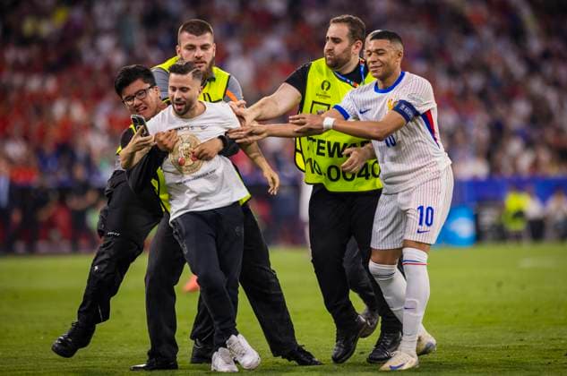 Munich, Germany. 09th Jul 2024. Speedster takes a selfie with Kylian Mbappe (FRA) and is stopped by stewards Spain - France Spanien - Frankreich 09.07.2024