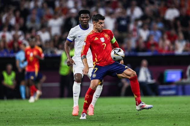 Fussball, UEFA EURO, EM, Europameisterschaft,Fussball 2024 Halbfinale Spanien - Frankreich 09.07.2024, Munich Football Arena Aurelien Djani Tchouameni (Frankreich, 8) Alvaro Morata (Spanien, 7) München Munich Football Arena Bayern Deutschland