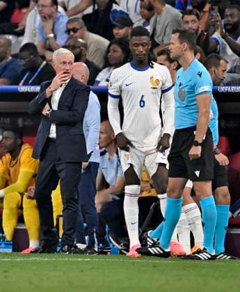 09.07.2024, Fussball UEFA EURO, EM, Europameisterschaft,Fussball 2024, Halbfinale, Spanien - Frankreich, in der Münchner-Fussball-Arena. v.l. Trainer Didier Deschamps (Frankreich) und Eduardo Camavinga (Frankreich)