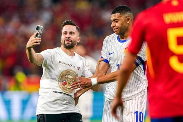 2024-07-09 Spain v France - UEFA EURO, EM, Europameisterschaft,Fussball 2024 Semi Final MUNICH, NETHERLANDS - JULY 9: A pitch invader trying to take a selfie with Kylian Mbappe of France during the UEFA EURO 2024 Semi Final match between Spain and France at Munich Football Arena on July 9, 2024 in Munich, Netherlands. Munich Munich Football Arena Netherlands Content not available for redistribution in The Netherlands directly or indirectly through any third parties. Copyright: xAndrexWeeningx