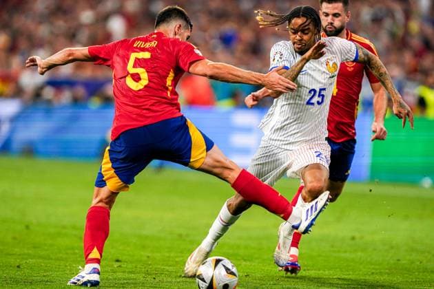 2024-07-09 Spain v France - UEFA EURO, EM, Europameisterschaft,Fussball 2024 Semi Final MUNICH, NETHERLANDS - JULY 9: Daniel Vivian of Spain battles for possession with Bradley Barcola of France during the UEFA EURO 2024 Semi Final match between Spain and France at Munich Football Arena on July 9, 2024 in Munich, Netherlands. Munich Munich Football Arena Netherlands Content not available for redistribution in The Netherlands directly or indirectly through any third parties. Copyright: xAndrexWeeningx