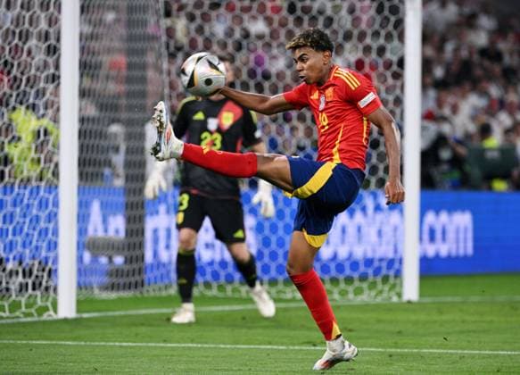 Russia Soccer Euro 2024 Spain - France 8726097 09.07.2024 Spain s Lamine Yamal kicks the ball during the UEFA EURO, EM, Europameisterschaft,Fussball 2024 semi-final soccer match between Spain and France at the Munich Football Arena in Munich, Germany. Alexey Filippov Sputnik Munich Germany  Copyright: xAlexeyxFilippovx