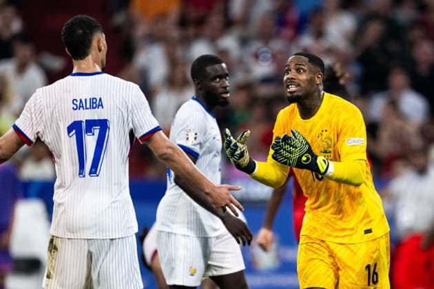 240709 Goalkeeper Mike Maignan of France reacts towards William Saliba during the UEFA EURO, EM, Europameisterschaft,Fussball 2024 Football Championship semifinal between Spain and France on July 9, 2024 in Munich. Photo: Mathias Bergeld BILDBYRAN kod MB MB0944 fotboll football soccer fotball fotbolls-em europamästerskap em uefa euro uefa european football championship euro 2024 semifinal semifinals spanien spain frankrike france bbeng Copyright: MATHIASxBERGELD BB240709MB154