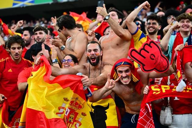 EURO 2024, Fans aller teilnehmenden Teams Bild zeigt: spanische Fans bei der Nationalhymne von Spanien, 10.07.2024, München, Fussball, Europameisterschaft, Spanien - Frankreich, EVENT REGULATIONS PROHIBIT ANY USE OF PHOTOGRAPHS AS IMAGE SEQUENCES AND OR QUASI-VIDEO.
