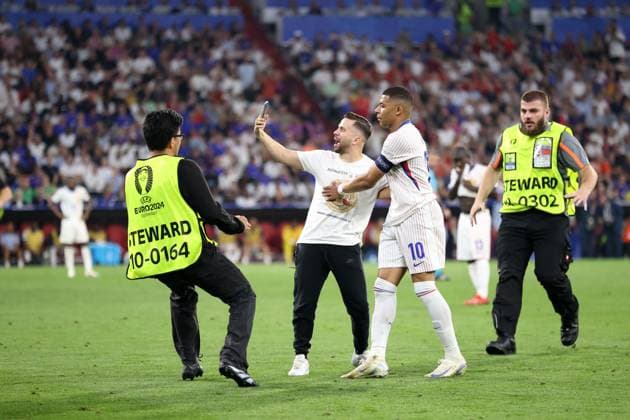 MONACHIUM 09.07.2024 MECZ 1 2 FINALU POLFINAL MISTRZOSTW EUROPY 2024: HISZPANIA - FRANCJA --- SEMIFINAL UEFA EURO, EM, Europameisterschaft,Fussball 2024 MATCH IN MUNICH: SPAIN - FRANCE KIBIC KYLIAN MBAPPE OCHRONA FOT. PIOTR KUCZA FOTOPYK NEWSPIX.PL --- Newspix.pl POLAND OUT!  240709PYK1037