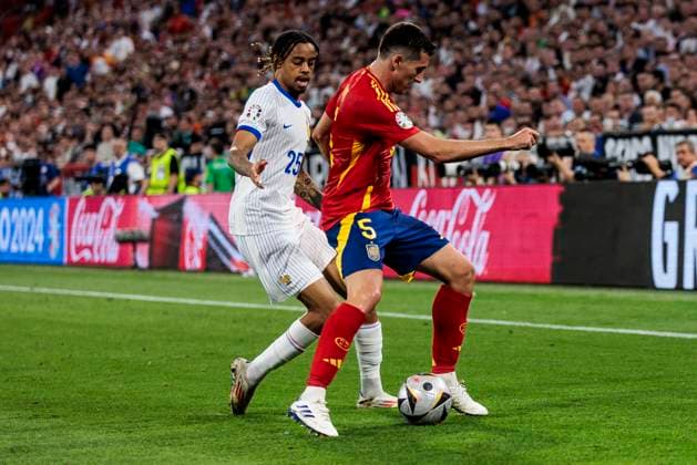 UEFA EURO, EM, Europameisterschaft,Fussball 2024: Spanien - Frankreich; 09.07.2024 Dani Vivian (Spanien, 05) im Zweikampf mit Bradley Barcola (Frankreich, 25). UEFA EURO 2024: Spanien - Frankreich; Munich Football Arena, München am 09.07.2024 Copyright: xBEAUTIFULxSPORTS Wunderlx