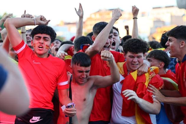 July 9, 2024, Madrid, Madrid, SPAIN: Spanish fans celebrate a goal during the viewing of the Eurocup 2024 Semifinal between Spain and France at the Puente del Rey on July 09, 2024, in Madrid, Spain. Madrid SPAIN - ZUMAa181 20240709_zaa_a181_015 Copyright: xDennisxAgyemanx